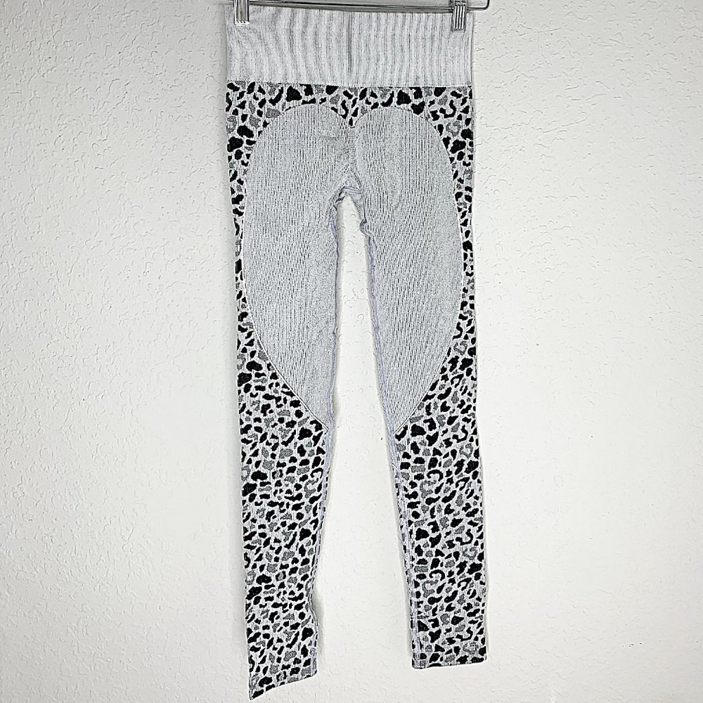 Seamless Leopard Print Sports Bra & Ruched Legging Set in Grey - Picture 6 of 9